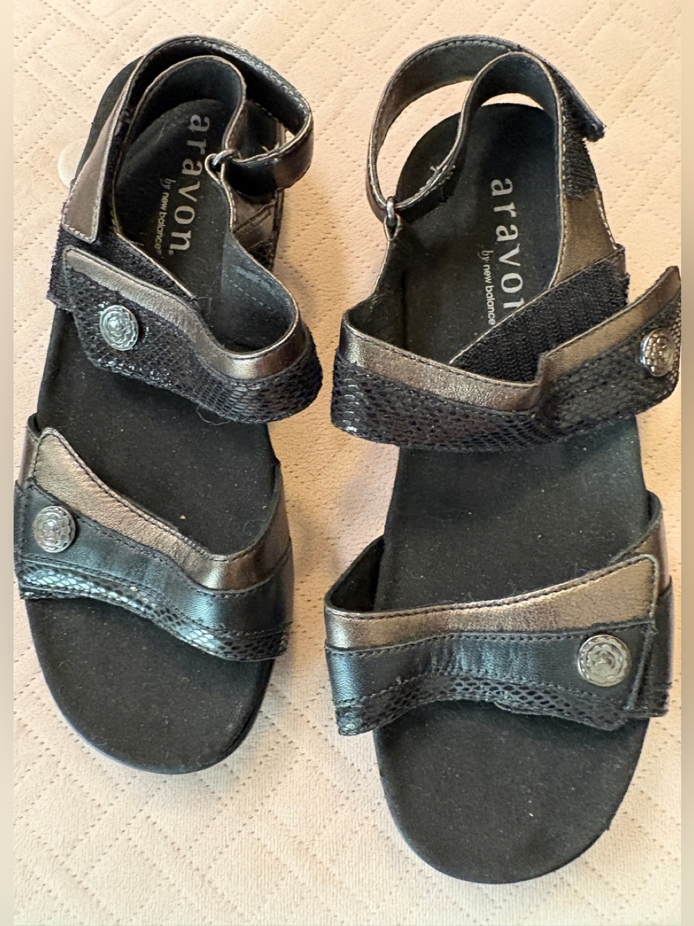 Aravon by New Balance Learher Black & Gold Adjustable Velcro Comfort Sandals